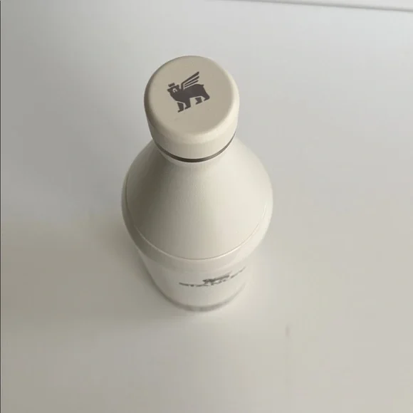 White Insulated Stanley Water Bottle with PGA Tour “gold man” Golf Silhouette - Picture 3 of 6